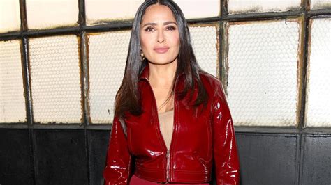 salma hayek gucci bag|Salma Hayek proves red is her favorite color with impressive bag .